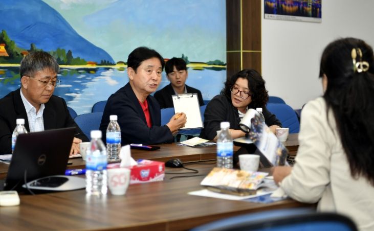 최문순 화천군수가 9일부터 14일까지 베트남과 홍콩, 타이완 현지 여행사를 방문해 축제 상품을 설명하고 있다.