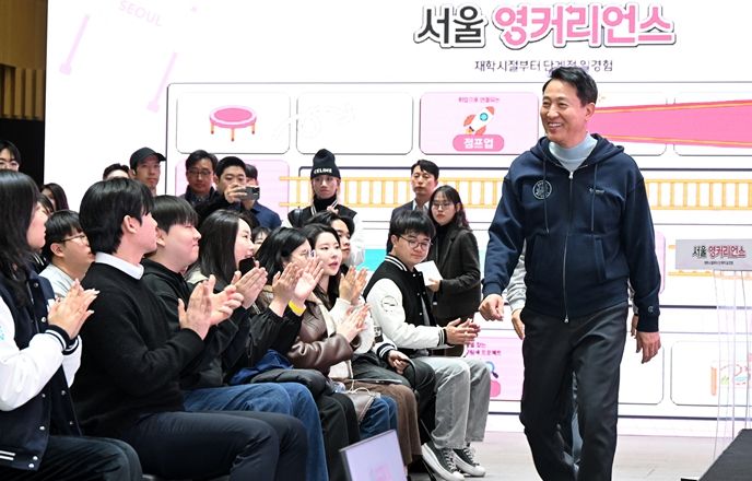 ‘서울시 청년정책 일자리 분야 신규사업 설명회’가 열린 19일 오세훈 서울시장이 참석자에게 인사를 건네며 행사장에 입장하고 있다.