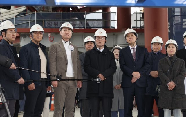 김민석 국무총리가 25일 도봉구 서울 아레나 복합문화시설 건립 현장을 방문, 사업 추진 현황에 대해 보고 받은 뒤 발언을 하고 있다.