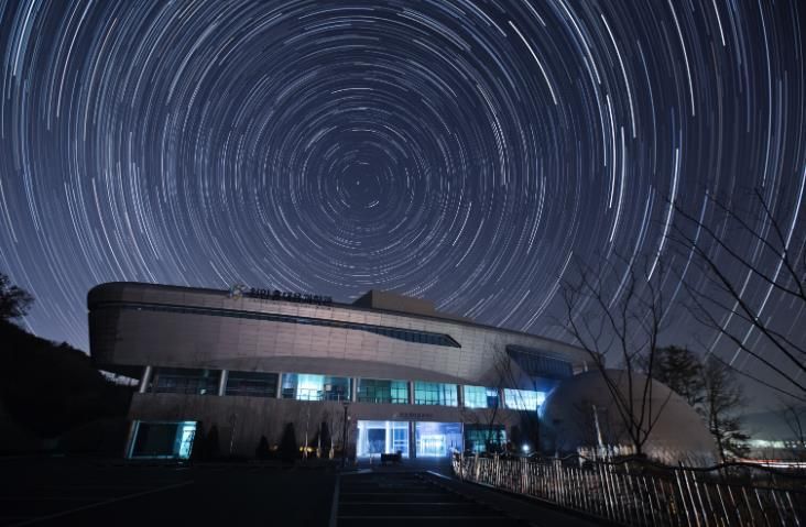 천안홍대용과학관 야간 모습.