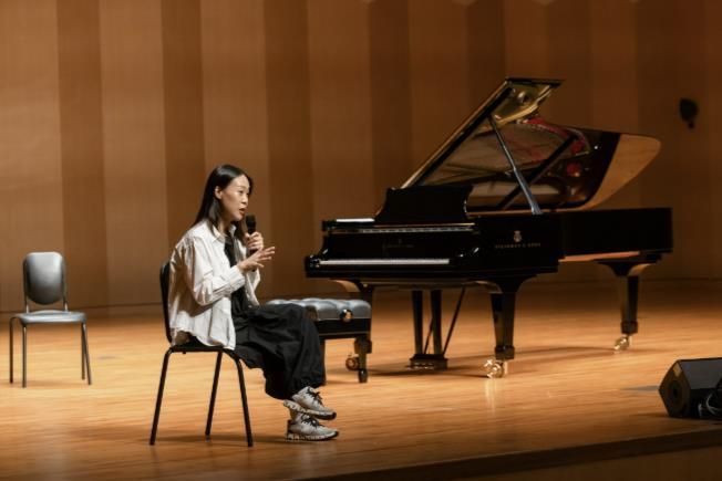 마스터클래스에서 고양예고 학생들의 질문에 답변하는 피아니스트 손열음