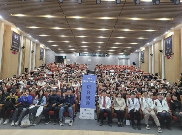 종결식 참석자들이 단체사진을 촬영하고 있다