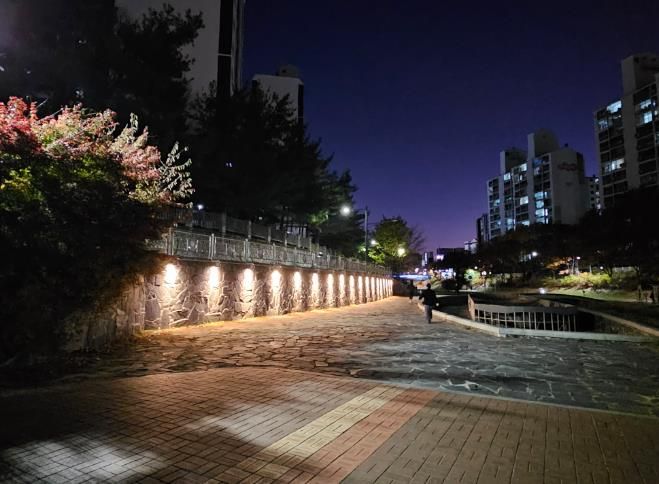 야간경관조명이 설치된 방죽교.