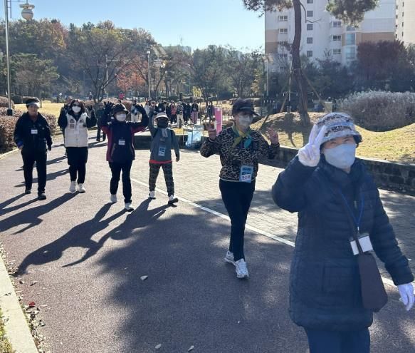 천안시 동남구보건소가 주민들과 함께하는 건강걷기 교실을 운영하고 있다.