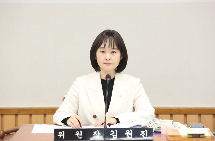 김원진 의원 잦은 설계 변경으로 인한 예산 낭비와 특벙업체 반복계약 문제 집중 거론