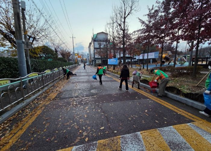 광명시 광명6동 통장협의회는 지난 26일 이면도로 및 빗물받이 내부 낙엽 청소를 실시했으며, 이어 27일에는 자율방재단이 같은 구간을 중심으로 낙엽 청소를 진행했다.