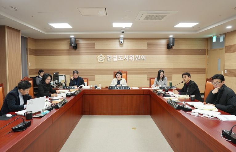 아산시의회 건설도시위원회가 제263회 아산시의회제2차 정례회 중 주요업무 추진상황 보고를 청취하고 있다.