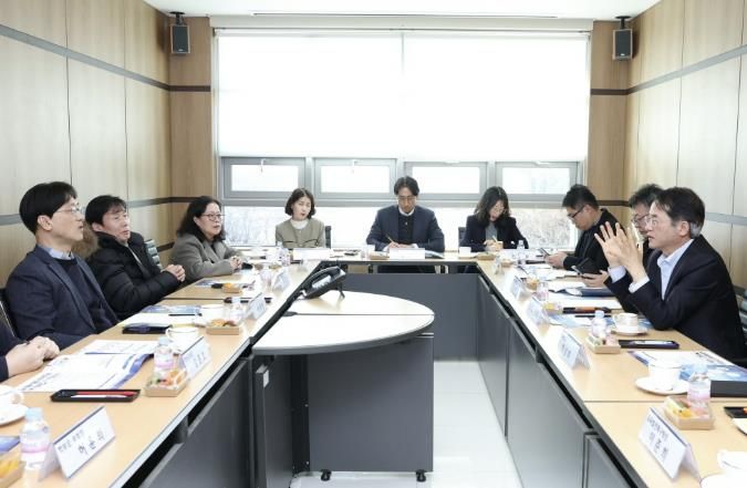 동환 고양시장이 학교장, 운영위원장, 학부모들과 함께 자공고 2.0으로의 안정적인 전환을 위한 협력 방안에 대해 논의하고 있다.