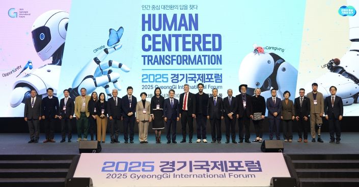 10일 오전 킨텍스 제2전시장에서 열린 2025 경기국제포럼에서 김동연 경기도지사가 개막대담을 마치고 주요 참석자들과 기념촬영을 하고있다.