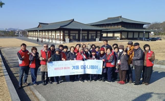 정림사지박물관에서 기념촬영하는 모습