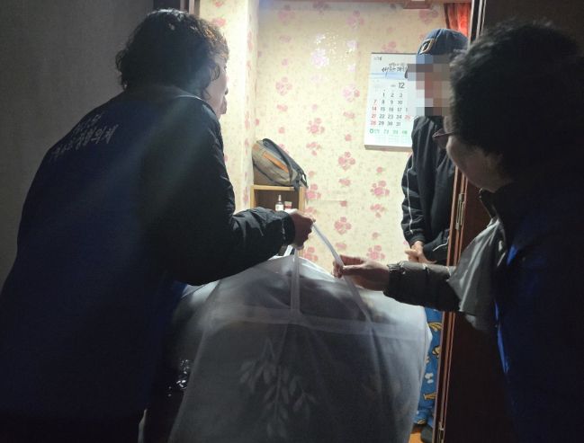 동구 송림3·5동, 취약계층에 방한 용품 전달