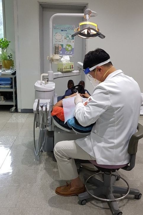 1. 천안시가 저소득층을 대상으로 구강검진을 지원하고 있다.