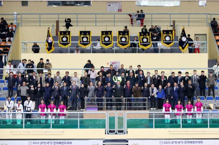 지난 14일 경주실내체육관에서 열린 ‘2025 화랑대기 전국태권도대회’ 개회식에서 주요 내빈과 관계자, 선수들이 한자리에 모여 대회의 성공적인 개최를 기원하며 기념촬영을 하고 있다.