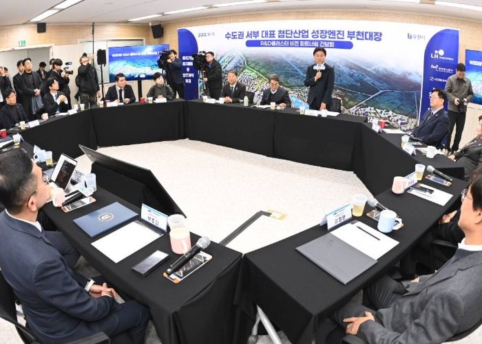 이달 15일 오정구청에서 열린 ‘부천대장 R&D 클러스터 비전 파트너쉽 간담회’에서 조용익 부천시장이 이야기하고 있다.