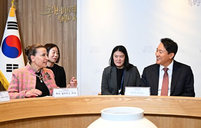 오세훈 서울시장이 16일 아부다비 음악예술재단 후다 알카미스 카누 이사장과 면담하고 있다.