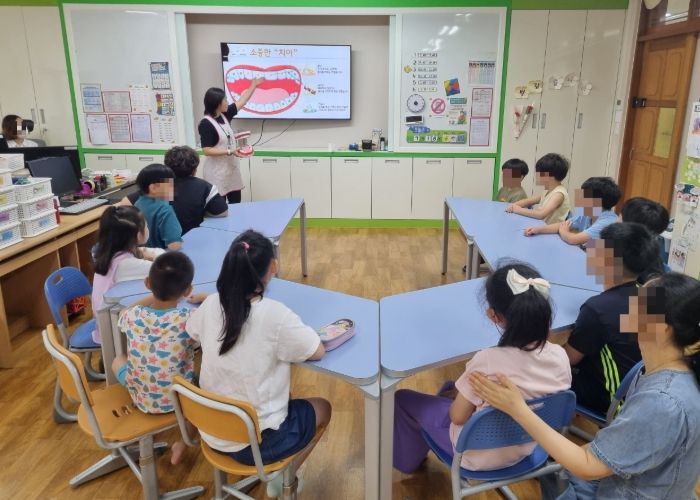 동부보건소 소속 치과위생사가 특수학급 교실을 방문해 학생 눈높이에 맞춘 구강보건교육을 진행하고 있다