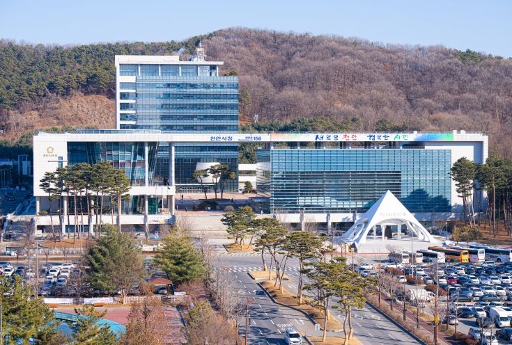 1. 천안시청 전경.