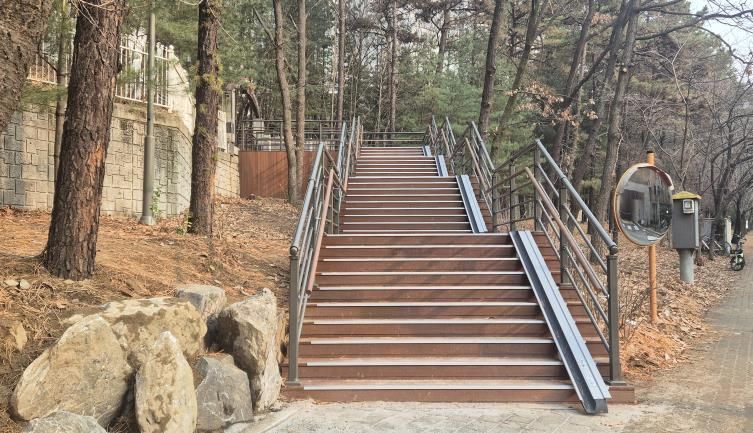 기흥구는 보라동 경관녹지 산책로 노후시설 긴급 교체공사를 완료했다