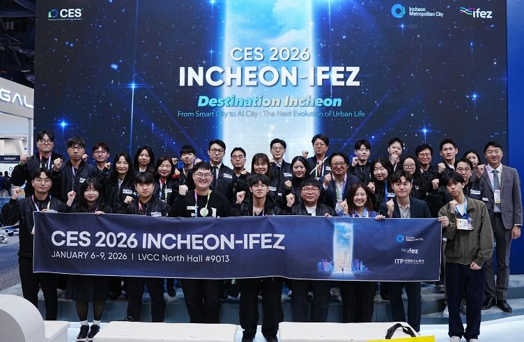 1. IFEZ관 전시기업과 참관단 직원들이 1월 6일(현지 시간 기준) CES 2026 현장에서 인천-IFEZ관 개막식 후 기념사진을 찍고 있다.