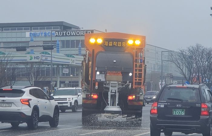 수원시가 10일 오후 제설차를 이용해 도로 제설 작업을 하고 있다.