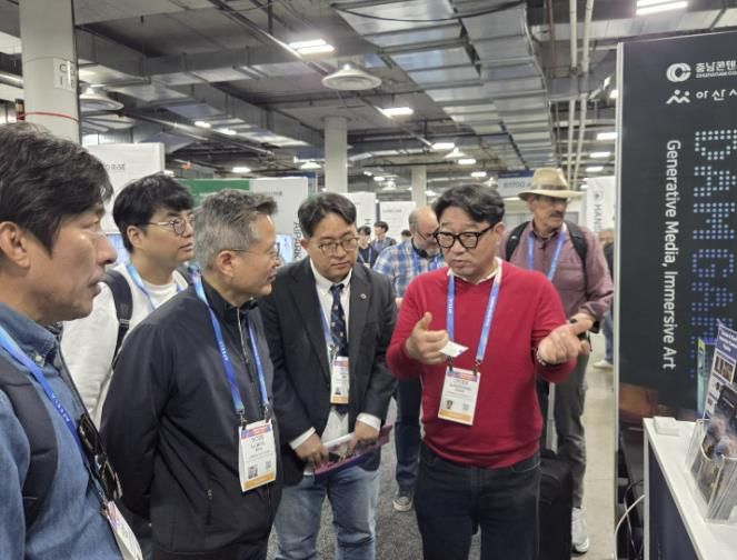 김범수 아산시 부시장이 6일 미국 라스베이거스에서 열린 CES 2026 전시장 내 코닝(Corning) 부스를 방문해 관계자들로부터 디스플레이·첨단 소재 분야의 혁신 기술에 대한 설명을 듣는 사진