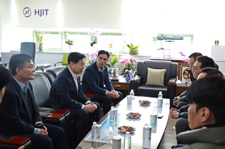 왼쪽열 끝 HJIT 윤준광 대표, 왼쪽열 끝에서 2번째 인천항만공사 이경규 사장, 오른쪽 열 끝에서 2번째 인터아시아라인즈 코리아 제리 대표