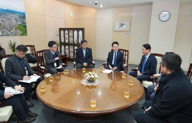 한국배구연맹, 춘천에 V-리그 올스타전 관람권 전달