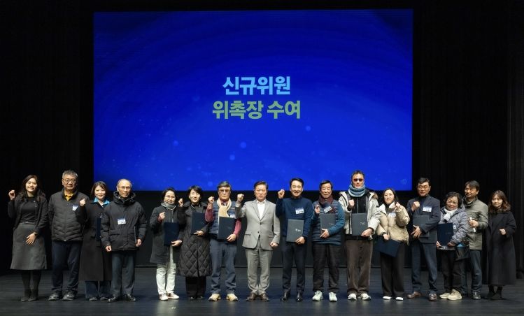 박승원 광명시장이 14일 광명극장에서 열린 ‘2026년 광명시 주민자치회 신규위원 위촉식’에 참석해 신규위원들과 기념사진을 촬영하고 있다.