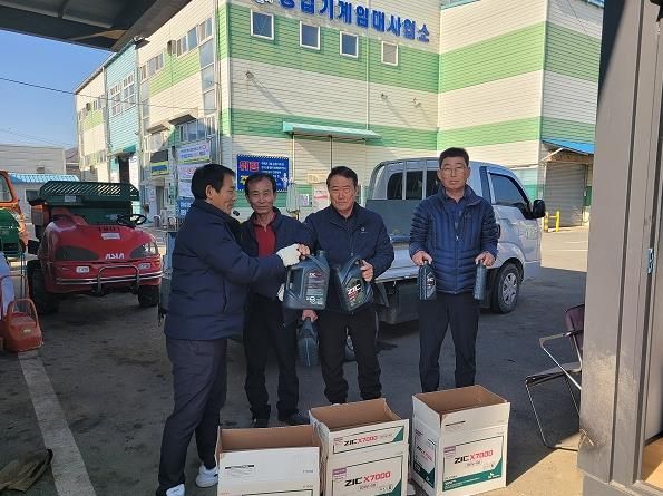 폐오일 수거 후 새 엔진오일을 지급받고 있는 사진