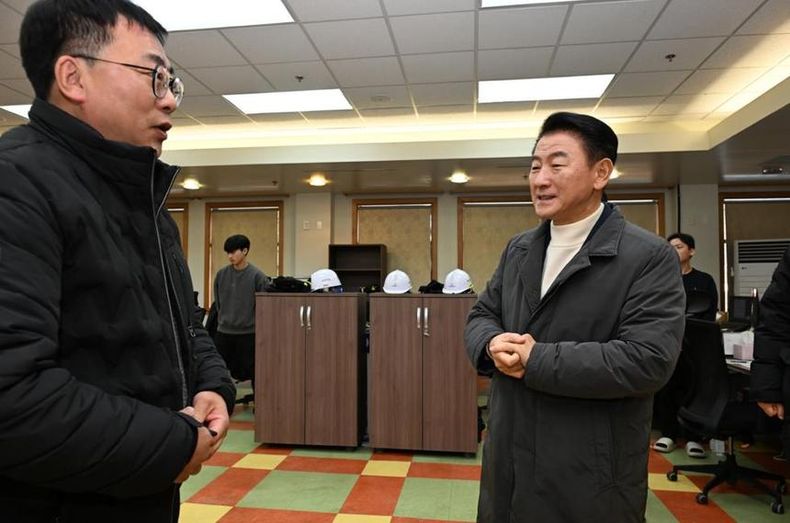 김동근 시장이 1월 14일 캠프 레드클라우드(CRC) 통과도로 현장을 점검한 뒤 CRC 내 정화사업 관련 업체 사무실에서 관계자와 이야기하고 있다.