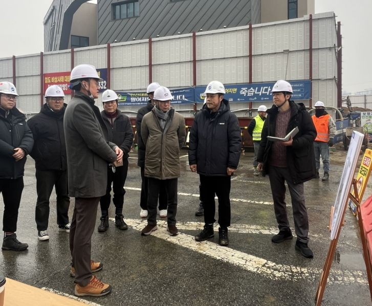 이경열 천안시 도시주택국장이 15일 천안역세권 혁신지구 재생사업 등 도시재생 주요 사업장을 점검하고 있다.