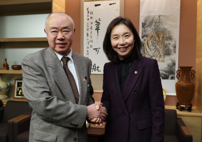 이토 조이치 홋카이도 의장과 악수하는 최호정 의장