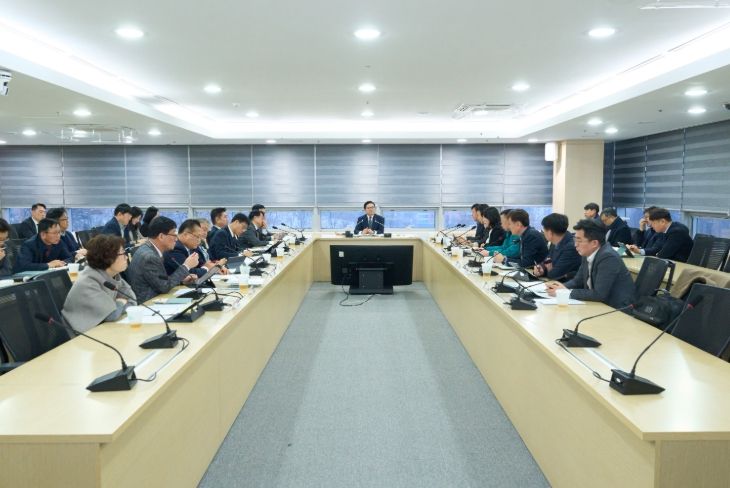 김석필 천안시장 권한대행 부시장이 2일 천안시청 중회의실에서 열린 확대간부회의에서 재난 안전 점검과 민생 안정 대책 추진을 주문하고 있다.