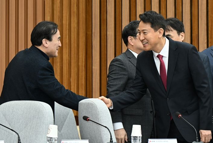 2일 국회에서 열린 ‘국민의힘-서울시 부동산정책협의회’에 참석한 오세훈 서울시장이 참석자들과 인사를 나누고 있다.
