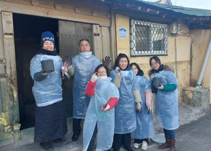 고양시 일산1동 지역사회보장협의체, 한파 대비 독거노인 가구에 연탄 전달