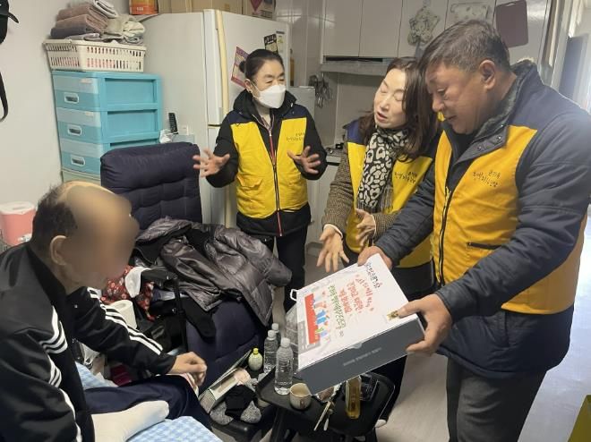 후원 물품 전달식 중인 온양6동 행복키움추진단원들