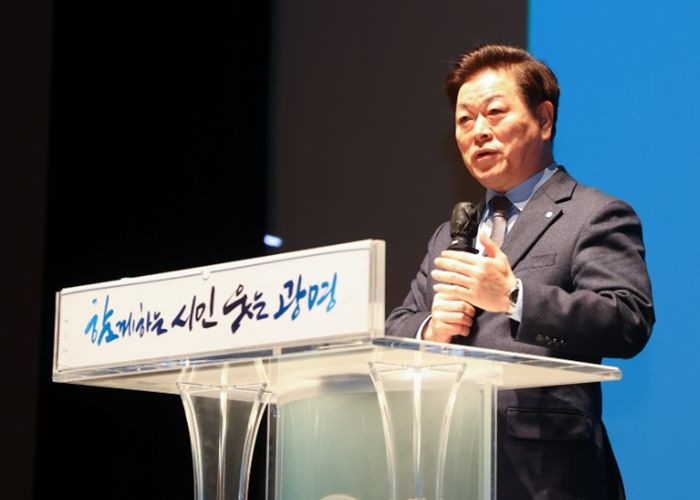 박승원 광명시장이 3일 오전 광명시민회관 대공연장에서 열린 '돌봄을 잇다, 지역을 세우다' 주민 역량강화 교육에 참석해 인사말을 하고 있다.