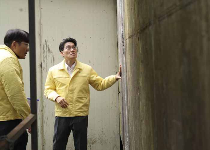 윤성진 화성특례시 제1부시장이 해빙기 급경사지 붕괴위험지역을 찾아 옹벽 상태를 점검하고 있다.