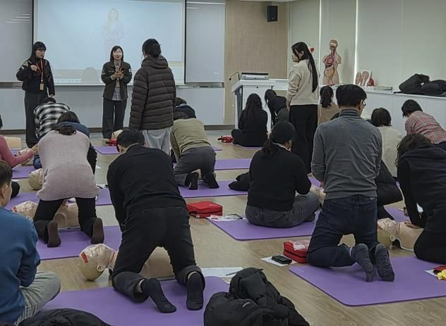시민들이 교육에 따라 심폐소생술을 하고 있다.