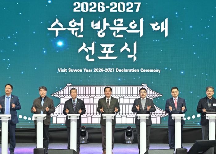 이재준 수원시장(가운데) 등이 수원 방문의 해 개막 퍼포먼스를 하고 있다.