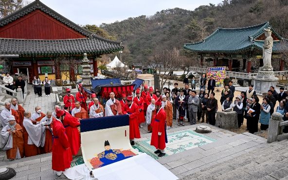 2월 26일 회룡사 대웅전에서 태조 어진 봉안제가 진행되고 있다.