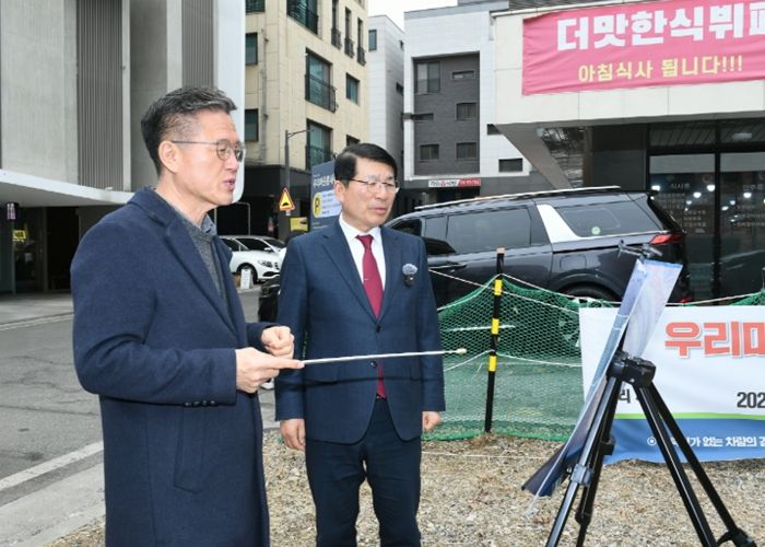 우리마을 틈새주차장 운영 현황에 대해 보고받는 백경현 구리시장