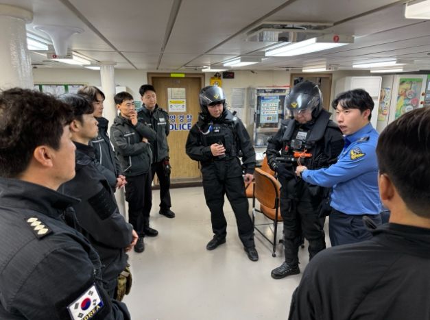 해상특수기동대 장구류를 점검하고 있는 서특단 소속 해양경찰