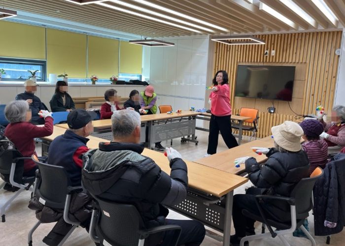 3일 소하동 치매안심센터에서 '기품(기억을 품은) 쉼터' 첫 회기를 진행하고 있다.