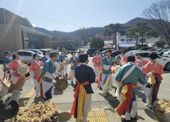 마을의 안녕과 풍년을 기원하며 지신밟기를 진행하는 영인면 주민자치 풍물단 모습
