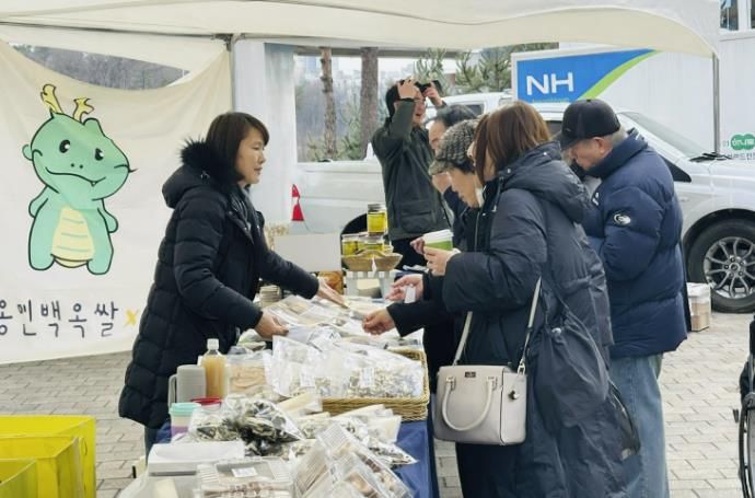 용인특례시가 13일까지 2026 로컬푸드 직거래장터 참여 농가를 모집한다. 사진은 3월 1일 용인FC의 개막전이 열린 용인미르스타디움에 마련한 직거래장터 모습