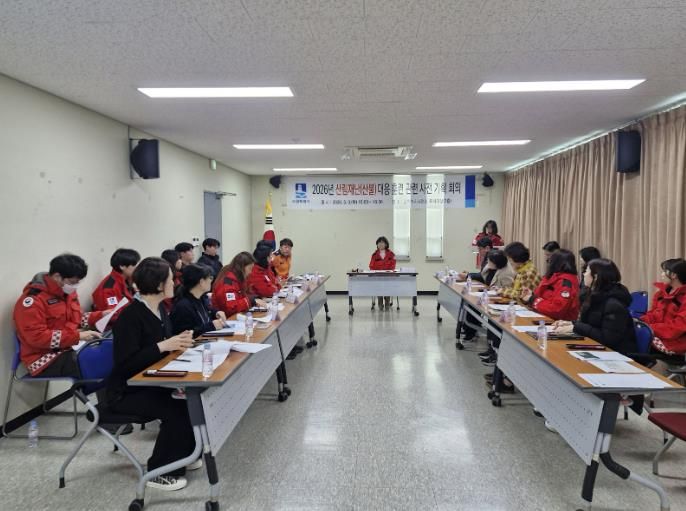 수원시가 2026년 산림재난(산불) 대응 훈련 사전 기획회의를 열고 있다.