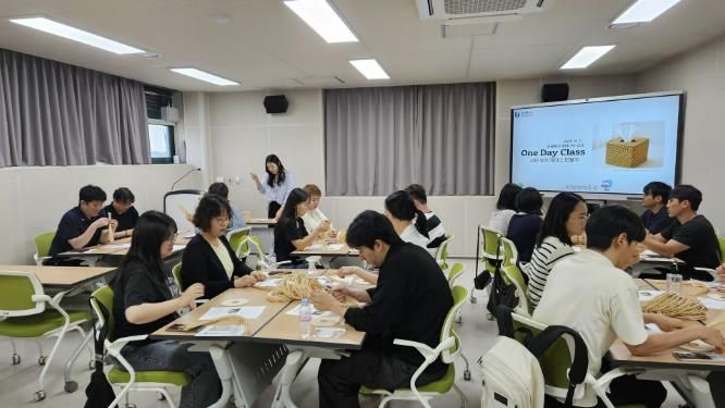 청년들이 원미청정구역에서 메이커스페이스 재봉틀 수업을 받고 있다.