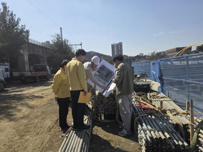 공사현장 점검 사진(공사현장 관계자, 행정안전국장, 안전총괄과장)
