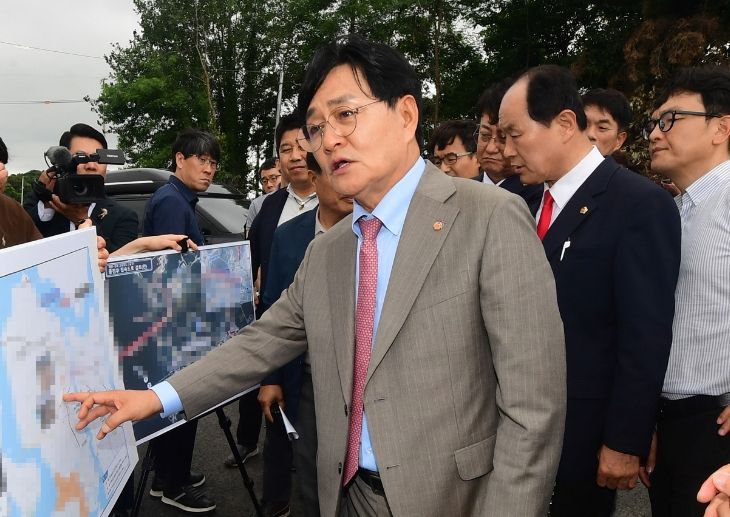 강화군, 계양~강화 고속도로 연계 도로망 구축 속도(지난해 7월 고속도로 건설사업 현장 점검회의 모습)